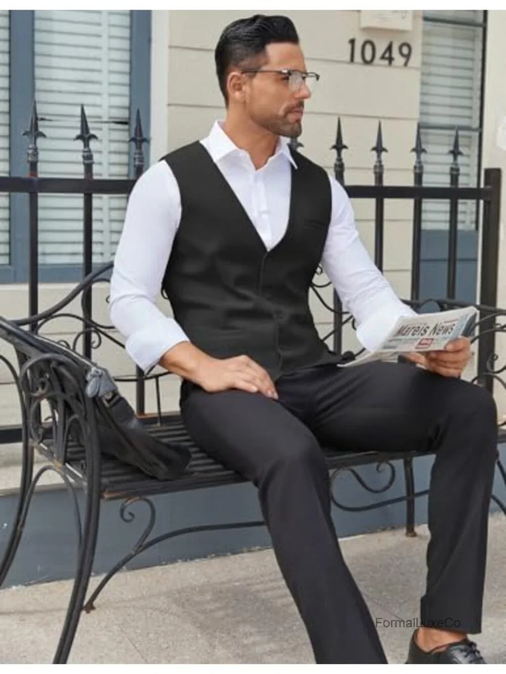 Men's Slim Fit Suit Vest Groomsman Formal Dress Waistcoat with Pockets